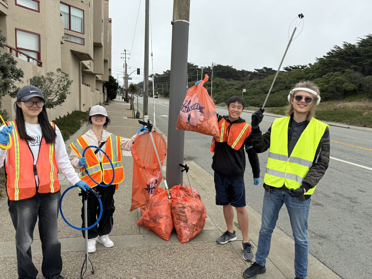 Bobakkabob37's tweet photo. Another foggy and delightful morning running the @RefuseRefuseSF #KeepOceanBeachClean community cleanup! 

Had a great crew of volunteers and there was far more trash than the average Saturday, likely due to 4th of July “patriotism” https://t.co/hNesjJZwx1