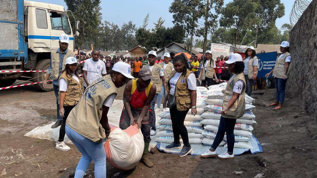 aidprofenasbl's tweet photo. RDC : #AIDPROFEN en partenariat avec ACTION KIVU a procédé à la distribution des vivres et non-vivres à 200 déplacés de guerre du site de #Rusayo près de #Goma. Des personnes de troisième âge, femmes enceintes et des enfants chefs de ménages ont bénéficié de cette assistance. https://t.co/sNvemLJkhx