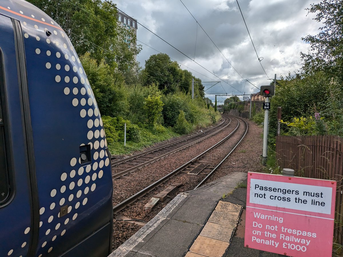 SignalsRailway's tweet photo. This is a bit of an oddity, the signal (fixed Red) only illuminates when the track circuit is occupied. 

Coatbridge Sunnyside https://t.co/XUcsPoibol