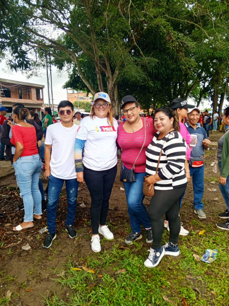 marys_orasma's tweet photo. #DATO | Hoy vemos con alegría la Esperanza está en la calle y grita en voz que tiene su Gallo Pinto Guasdualito se vistió de rojo rojito juntos Venceremos esté #28Julio con la reelección a nuestro Presidente @NicolasMaduro @_LaAvanzadora @eduardopiate2 @delcyrodriguezv @dcabellor https://t.co/OiQdrw8Cpc