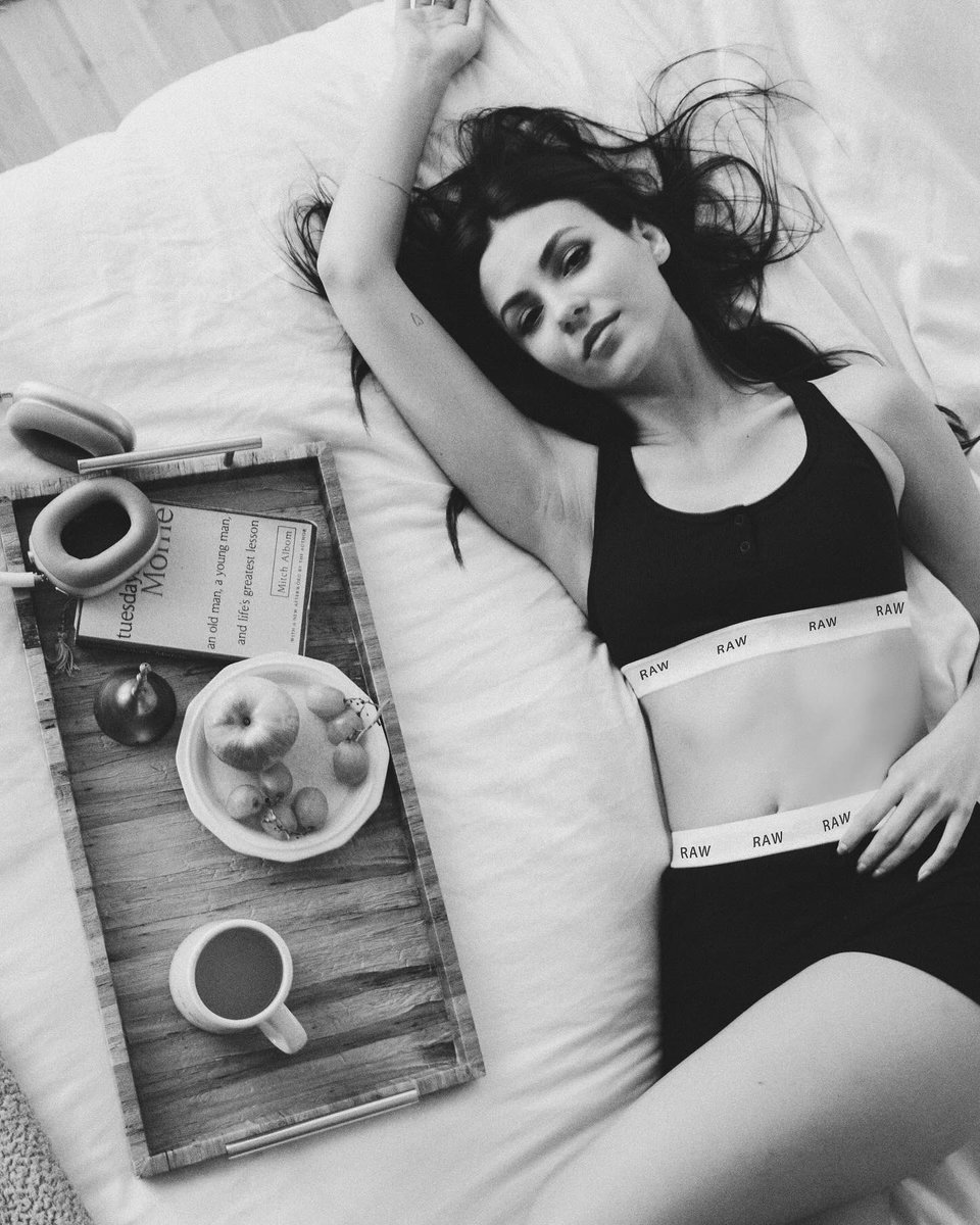 VictoriaJustice's tweet photo. Saturday is the day I let down my walls 🖤🎵

📸: @danpopsd https://t.co/8xdClPBfzu