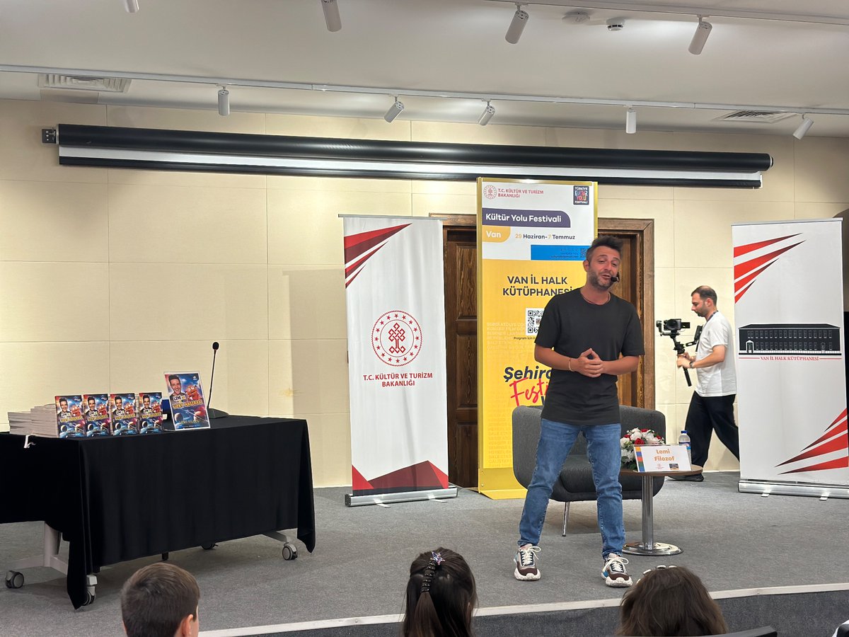 Lemi Abi ve Zuzi çocuklarımız ile..🎊😊🤗🎉

#şehirdefestivalvar 
#vankültüryolufestivali 
#vanilhalkkutuphanesi 
#LemiFilozof

<a href="/vankulturizm/">Van İl Kültür ve Turizm Müdürlüğü</a> <a href="/tcvanvaliligi/">T.C. Van Valiliği 🇹🇷</a> <a href="/TCKulturTurizm/">T.C. Kültür ve Turizm Bakanlığı</a> <a href="/55abdurrahman65/">Abdurrahman Şahin</a>