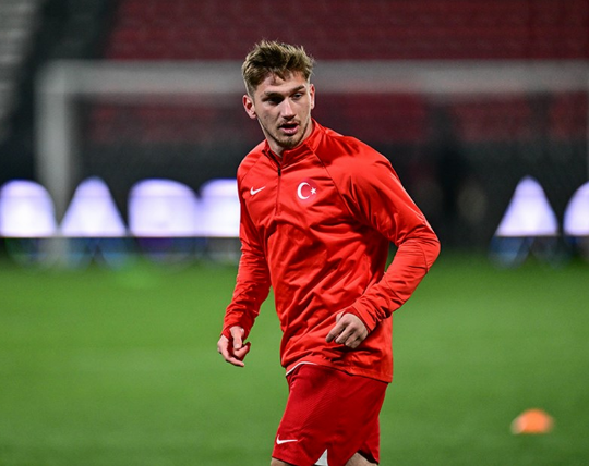 Şu adama turnuva boyunca 5 dakika süre vermeyi layık gören Montella senin allah belanı versin Başka bir şey demiyorum