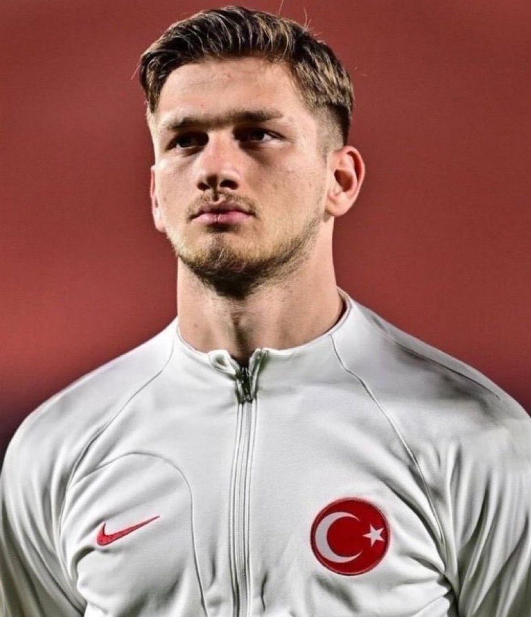 Oyuna 5 dk girdi iki tehlikeli pozisyona girdi. 

Seni oyuna almayan oçtella utansın