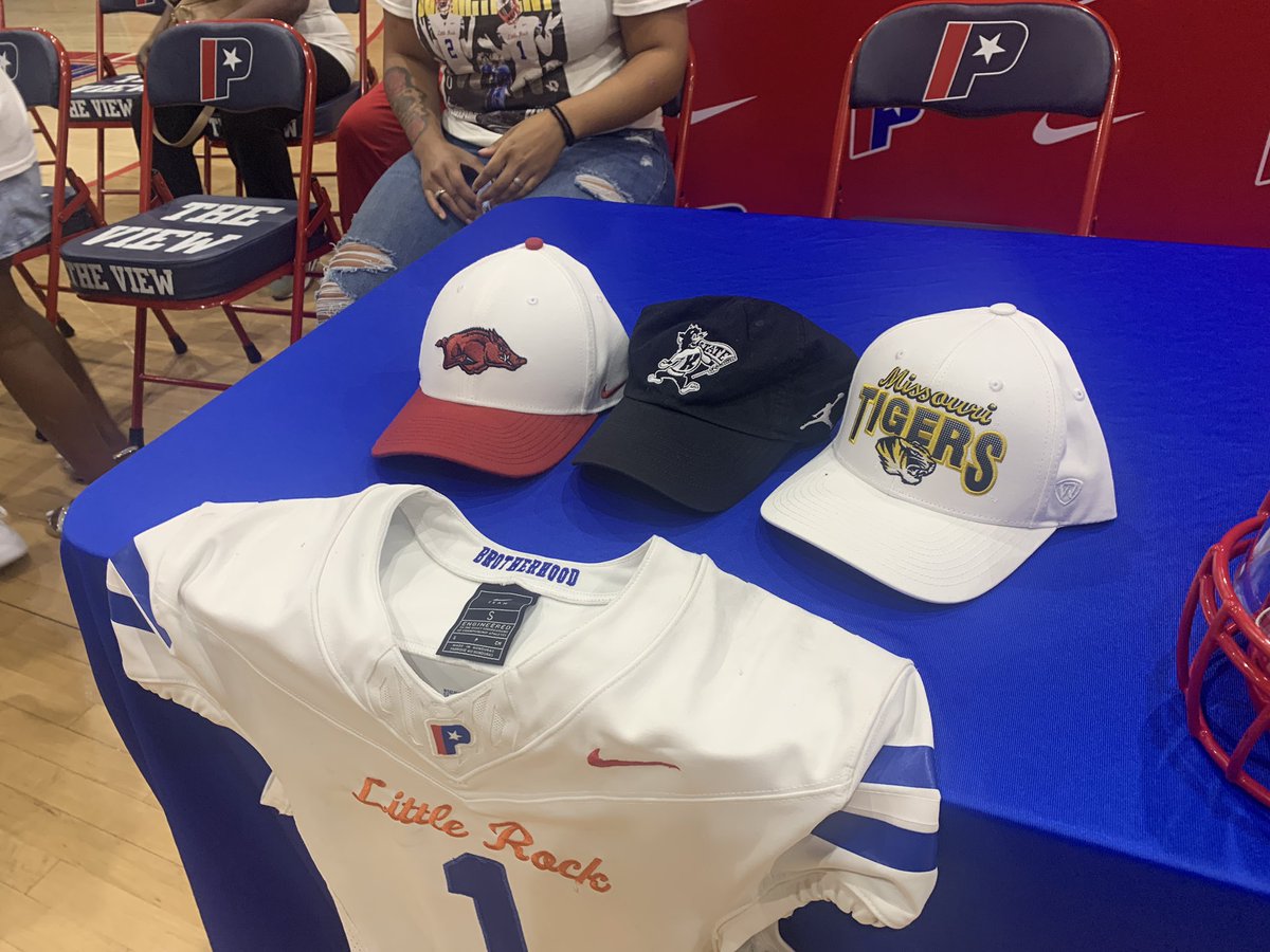 JackAllenTV's tweet photo. Minutes away from Commitment Day at @ParkviewLr, where Omarion Robinson and Monterrio Elston will announce their college commitments.
What does the #HatScience say here? https://t.co/c4x9m2oB3W