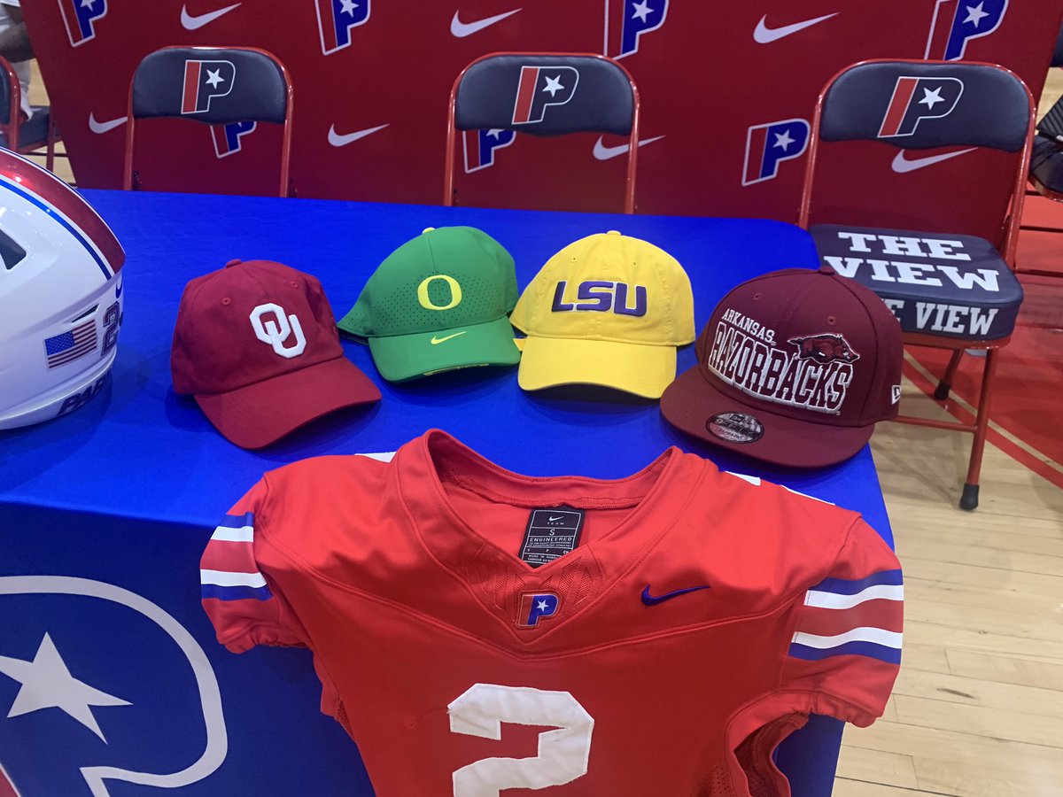 JackAllenTV's tweet photo. Minutes away from Commitment Day at @ParkviewLr, where Omarion Robinson and Monterrio Elston will announce their college commitments.
What does the #HatScience say here? https://t.co/c4x9m2oB3W