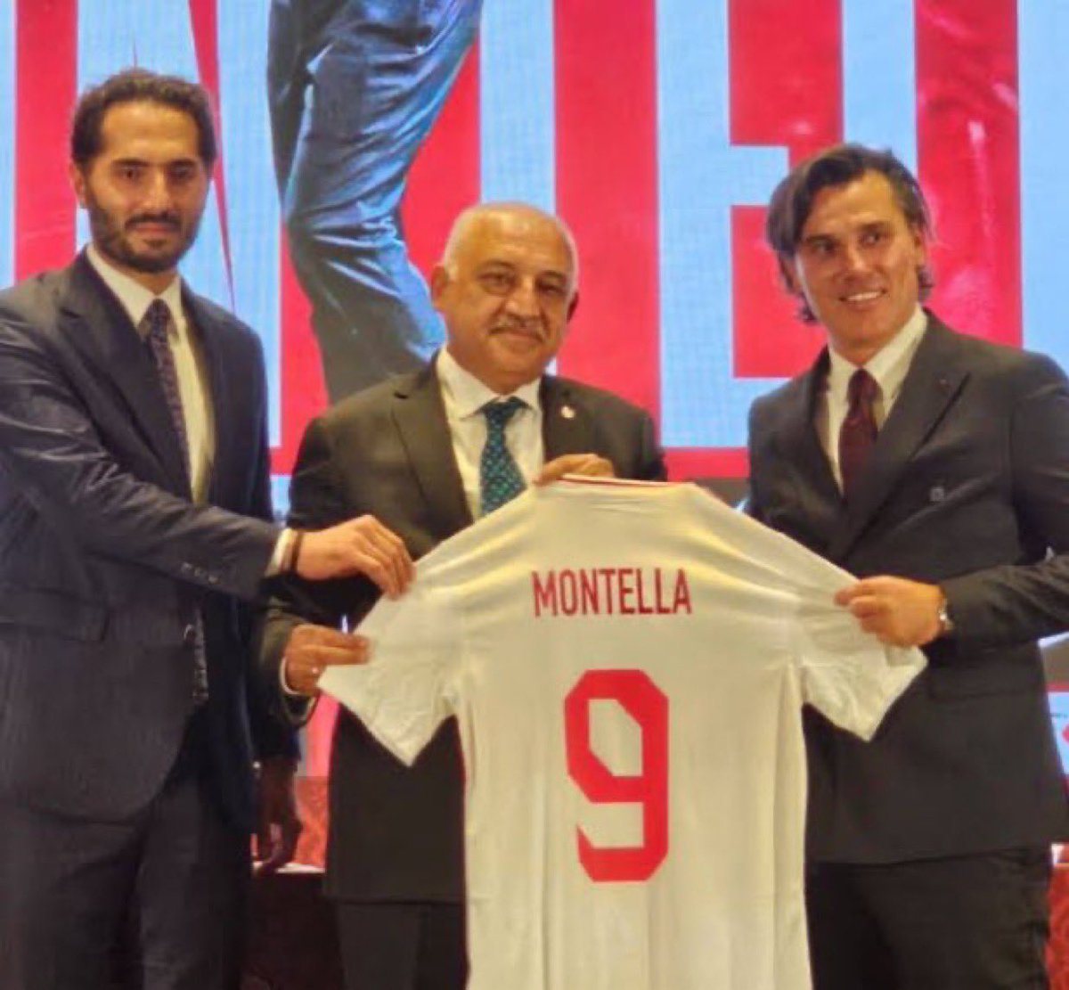 Biraz utanma duygunuz varsa derhal istifa edersiniz!

-Hamit Altintop istifa!

-Mehmet Büyükekşi istifa!

-Vincenzo Montella istifa!