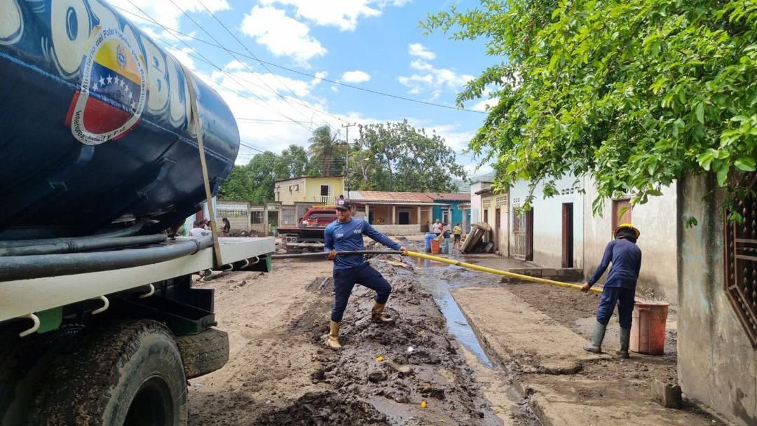 MijpVzla's tweet photo. Activos y desplegados nuestros equipos quienes trabajan para brindar atención médica, así como el suministro de medicinas, alimentos e insumos para la población del municipio Montes del edo. Sucre

#VenezuelaSoberanaYPlena https://t.co/NNUmuuUcqK