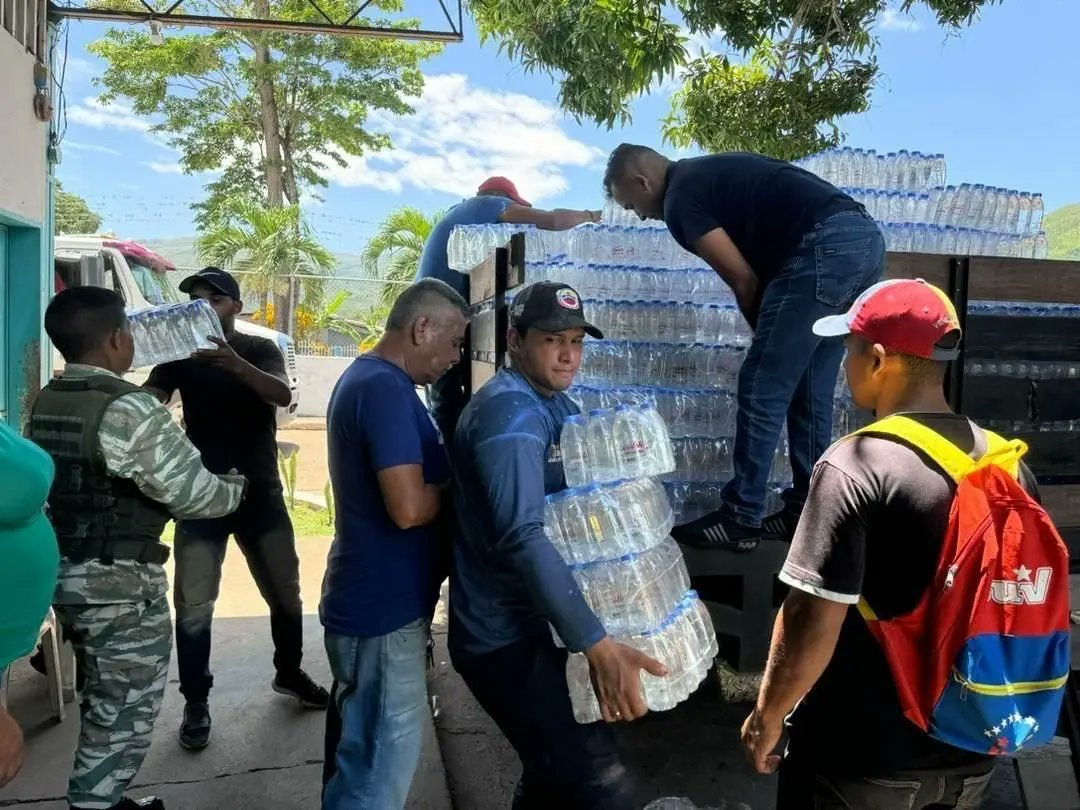 Activos y desplegados nuestros equipos quienes trabajan para brindar atención médica, así como el suministro de medicinas, alimentos e insumos para la población del municipio Montes del edo. Sucre

#VenezuelaSoberanaYPlena