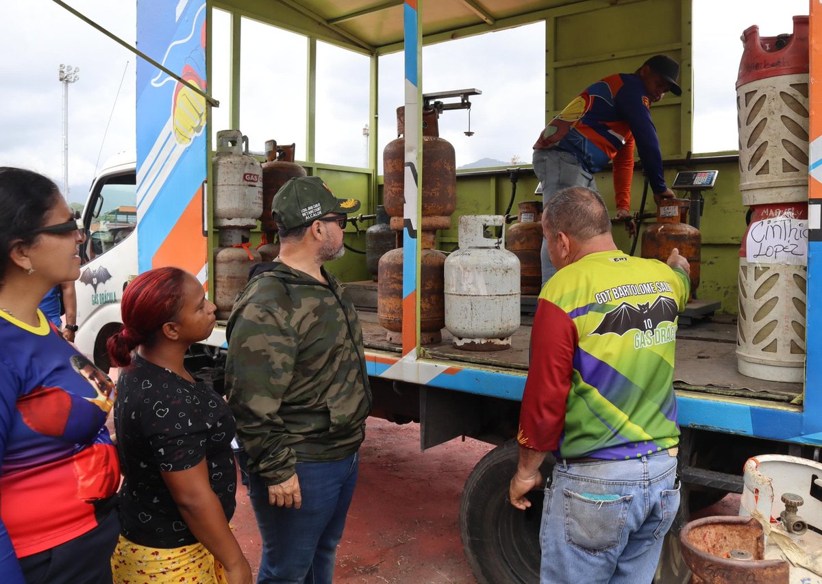 apuertocabello's tweet photo. Durante la Mega Jornada Integral de Atención Social, realizada en la Av. Principal de la Urb. San Esteban, fueron entregados títulos de propiedad a habitantes del sector Barrio Escondido, y se ofreció servicio de gas Drácula gracias @NicolasMaduro @rafaellacava10 @JCbetancourt72 https://t.co/od0GSFlfrX
