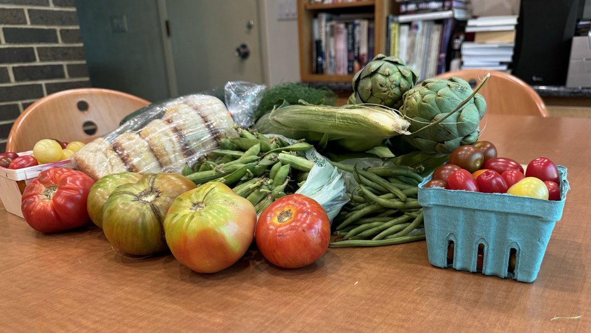 B2CraftProjects's tweet photo. Summer ⁦@EvanstonMarkets⁩ in full swing:  cherry tomatoes, baby artichokes, season’s first corn, green beans, last English peas, tomatoes, baby dill, English muffins, and cucumbers. https://t.co/pPsPARu4kg