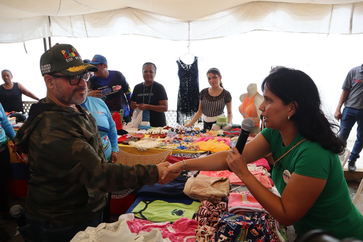 Durante la Mega Jornada Integral de Atención Social, realizada en la Av. Principal de la Urb. San Esteban, fueron entregados títulos de propiedad a habitantes del sector Barrio Escondido, y se ofreció servicio de gas Drácula gracias <a href="/NicolasMaduro/">Nicolás Maduro</a> <a href="/rafaellacava10/">Rafael Lacava</a> <a href="/JCbetancourt72/">JuanCarlosBetancourt</a>