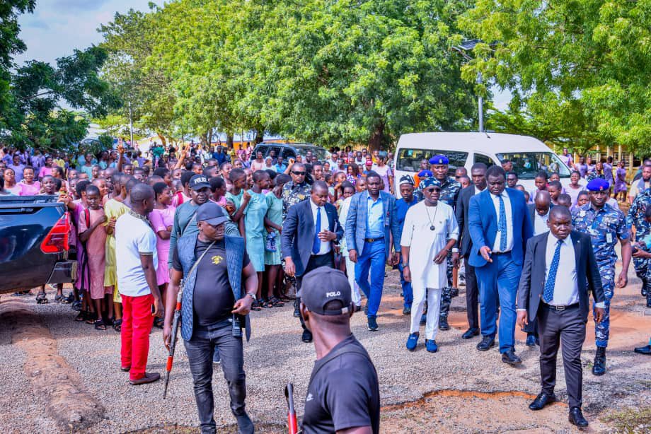 HyacinthAlia's tweet image. Earlier today, I paid an unscheduled visit to Federal Government Girls' College, Gboko, where I was greeted with a warm and heartfelt welcome by the management and students of the school.