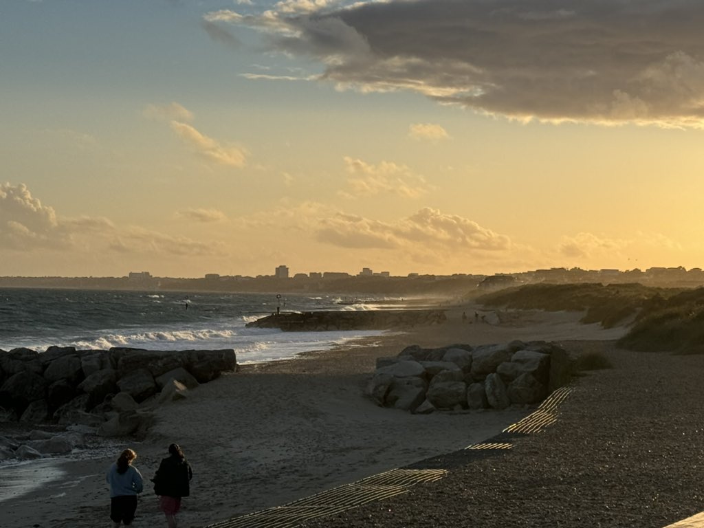 Beautiful evening ❤️ #hengistburyhead #lovewhereyoulive <a href="/ThePhotoHour/">#ThePhotoHour</a> <a href="/StormHour/">#StormHour</a> <a href="/BBCSouthWeather/">BBCSouthWeather</a> <a href="/AlexisGreenTV/">Alexis Green</a> <a href="/Jacksweatherch1/">Jack March Photography📸</a> <a href="/weathernetwork/">The Weather Network</a>