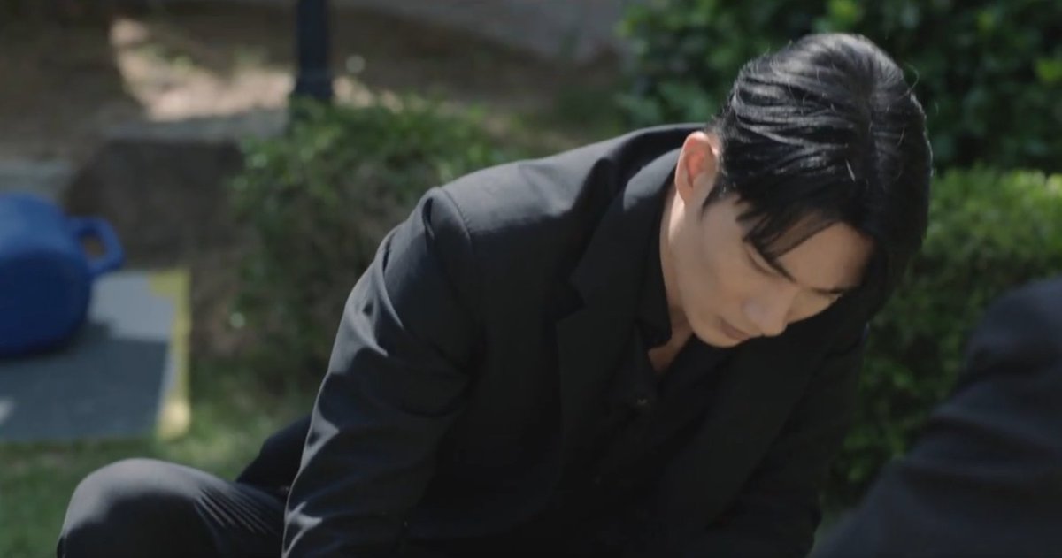 kdramamiss's tweet photo. digging up a capsule and an old box that they buried with the love of their lives while looking the finest 🫠#mysweetmobster #lovelyrunner https://t.co/V1DKZoO9qz