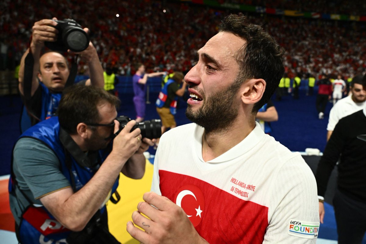 darkwebhaber's tweet photo. Hakan Çalhanoğlu gözyaşlarına hakim olamadı. https://t.co/VwF4m8yIaK