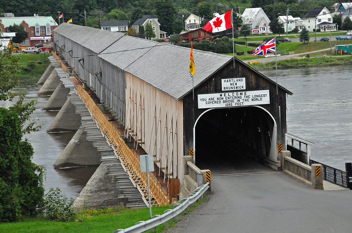 It is one of the most famous bridges in Canada. The longest of its type in the world, it wasn't always covered, but arson changed everything.

But what is the history of the Hartland Covered Bridge?
Let's learn more about this New Brunswick landmark!
👇

🧵1/8