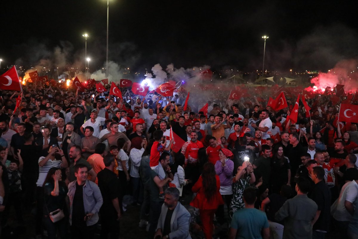 🇹🇷HER ZAMAN TÜRKİYE

Maç öncesi alınıp açıklanan art niyetli kararlara rağmen futbolu sahada oynayan ve statları kırmızı beyaz ay yıldızlı al bayrağımızla güzelleştiren vatandaşlarımıza ve azimle mücadele eden A Milli Takım futbolcularımıza teşekkürler.

Sizlerle gurur duyuyoruz