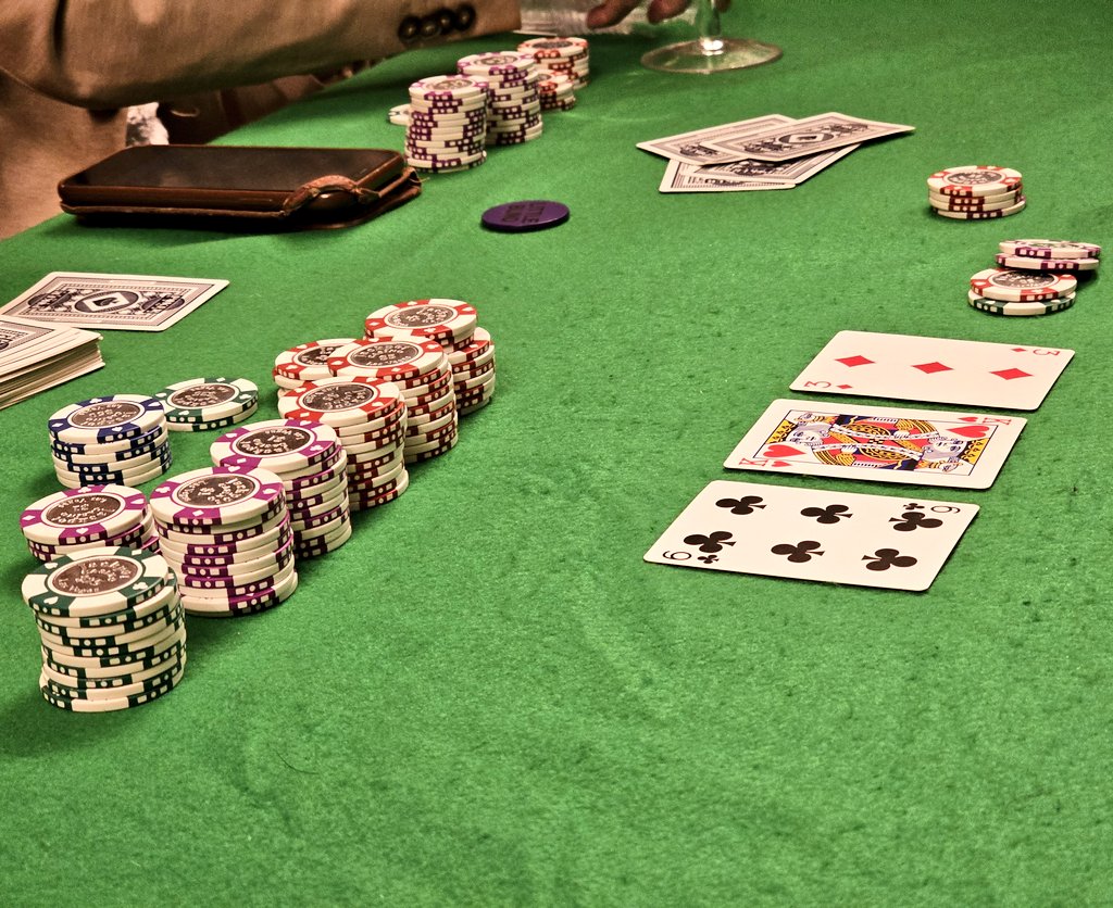 Briiar_'s tweet photo. Playing poker with the family tonight ❤️
#VTuberEN #family #love https://t.co/U2jqc2anyr