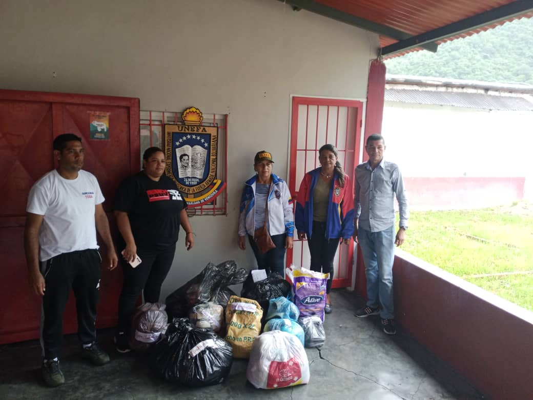#Hoy fue entregado el donativo contentivo de alimentos, ropa, calzado, de aseo personal en la casa del PSUV #MunicipioAcosta del estado MONAGAS en nombre de la familia <a href="/Unefa_VEN/">Unefa</a> Monaguense.
En solidaridad con nuestros hermanos de #Cumanacoa.
#VenezuelaSoberanaYPlena