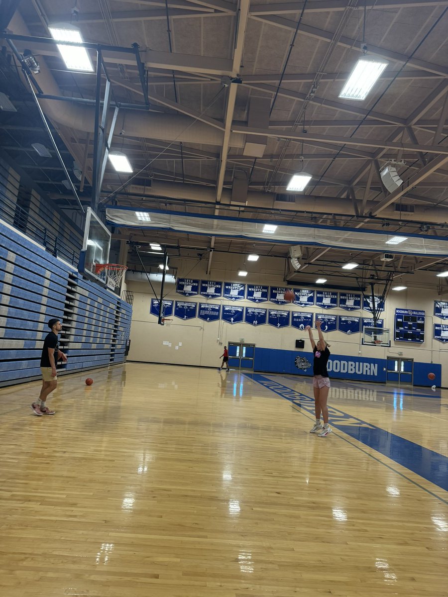 Landreesimon's tweet image. Great workout with @Rj_veliz and some of Woodburn boy’s basketball!