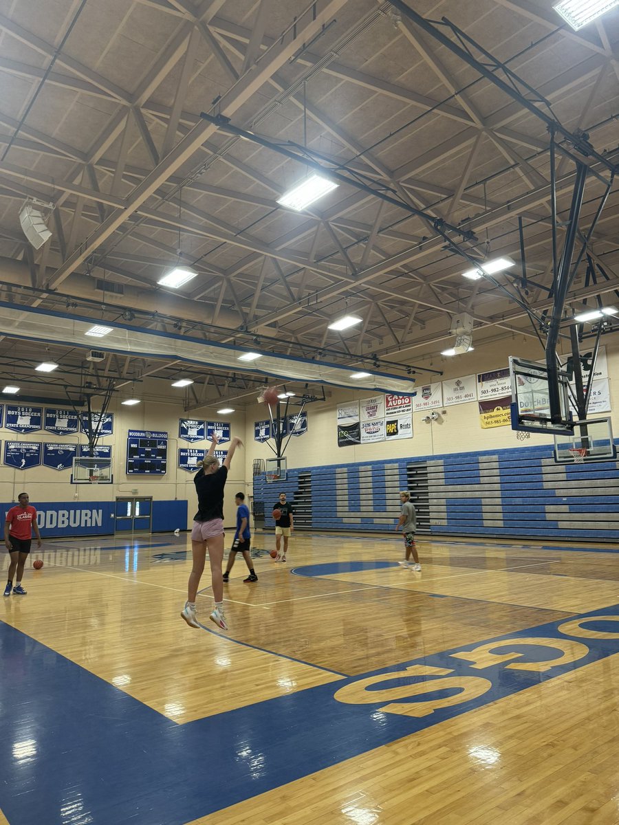 Landreesimon's tweet image. Great workout with @Rj_veliz and some of Woodburn boy’s basketball!