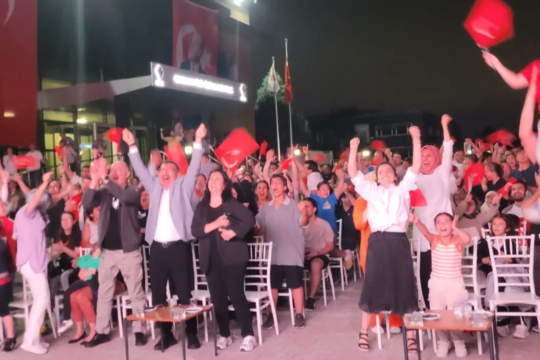 Tubitak's tweet photo. Sizinle gurur duyuyoruz! 🇹🇷

#EURO2024 Avrupa Futbol Şampiyonası çeyrek final müsabakasını TÜBİTAK Gebze Yerleşkemizde izledik. 📺

Bize bu heyecanı yaşatan, son ana kadar mücadeleye devam eden A Milli Futbol Takımımıza teşekkür ederiz. ⚽️

#BizimÇocuklar! 👏 https://t.co/9ViVmxEnmM
