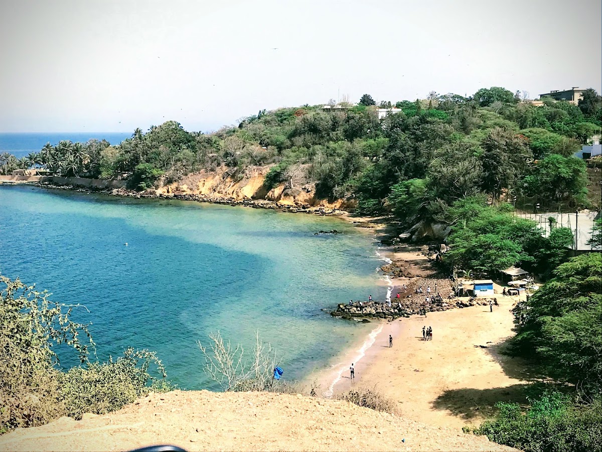 ecris_le_tien's tweet photo. Thread : Origine du nom de la plage d’anse Bernard de Dakar

Anse Bernard est l’une des plus belles plages de Dakar. L’histoire autour de son nom remonte au 19e siècle et est lié à celle du naufrage du bateau la Méduse le 2 juillet 1816. 

En effet les rescapés de ce naufrage eurent à camper dans le lieu où se trouve anse Bernard aujourd’hui. Ils y ont construit un camp de fortune avec l’aval du Grand Serigne Ndakarou Matar Diop. 
Le responsable colonial du camp avait comme prénom Bernard. L’anse s’appelait avant la colonisation « Diouss ». 👇🏿