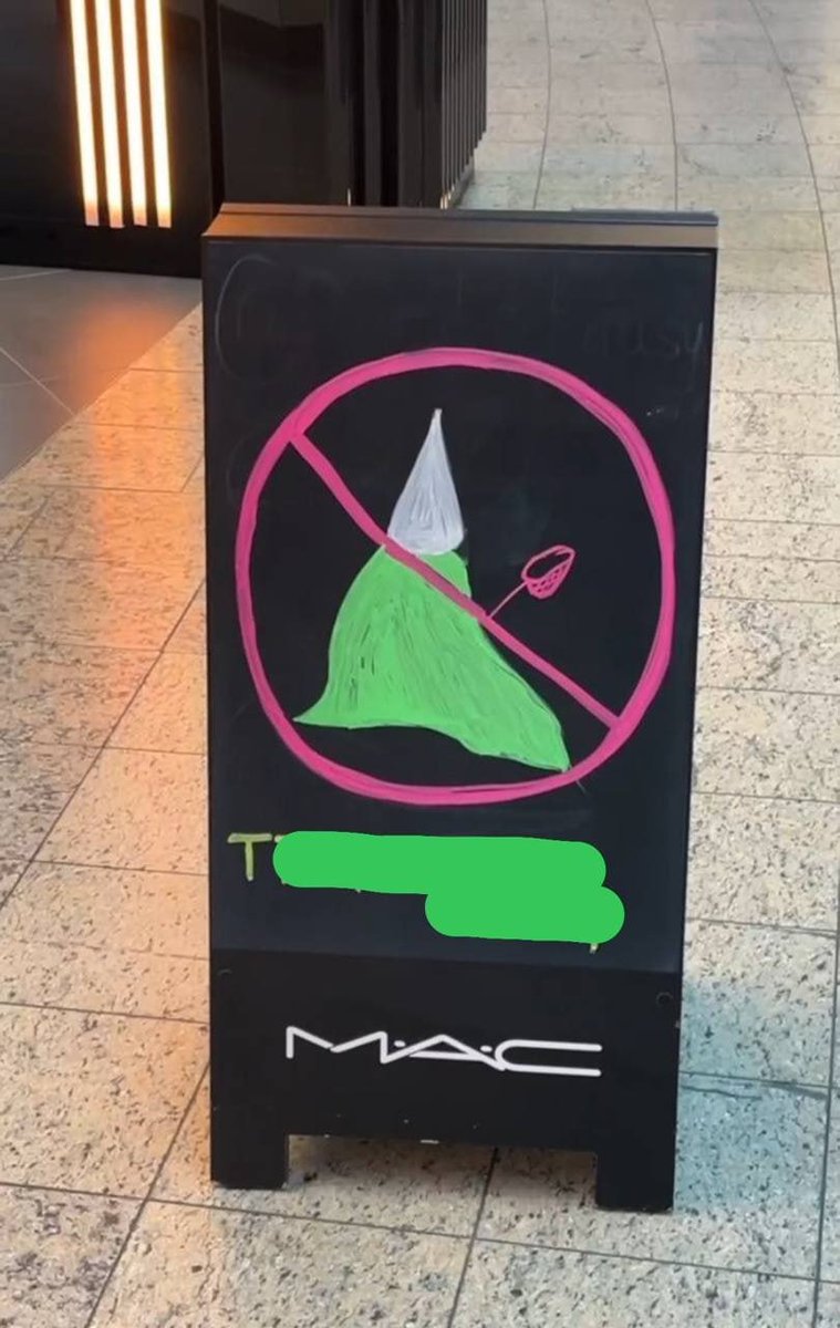 "Gnomo hechicero": 

Porque le prohibieron la entrada a un shopping.