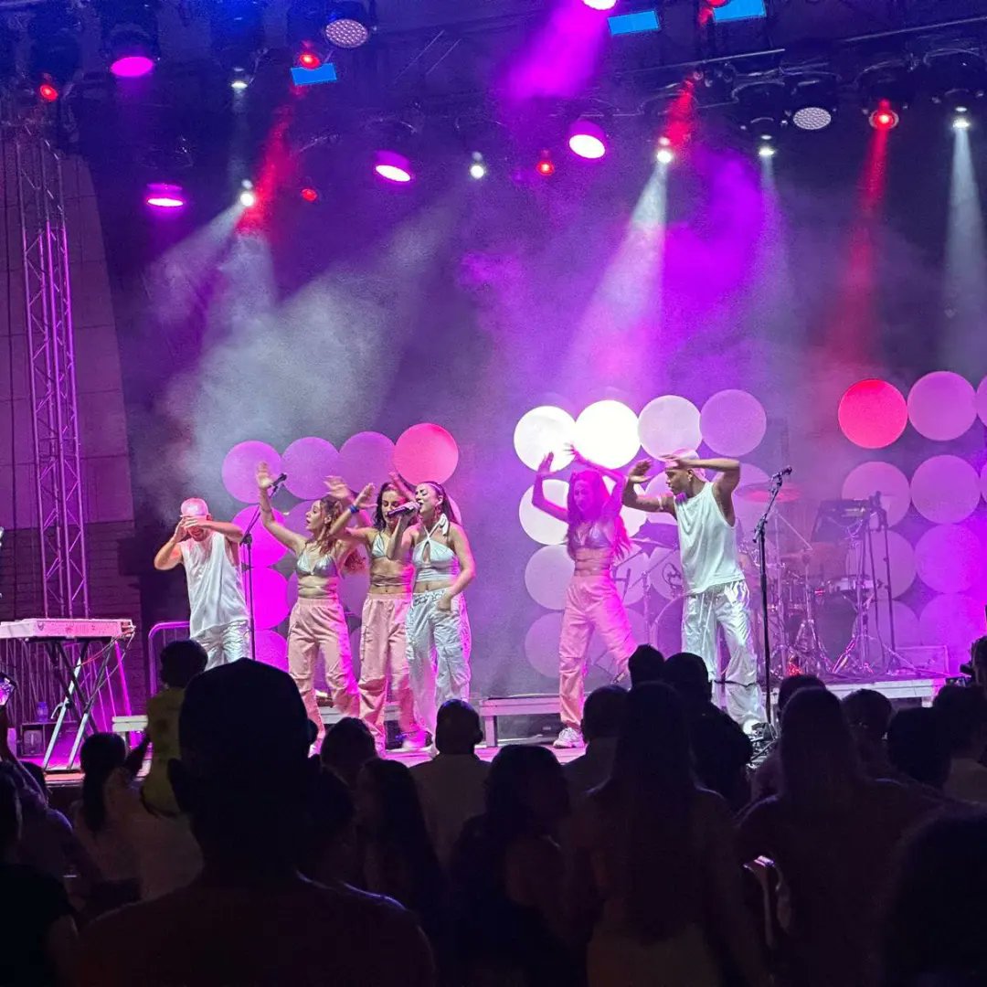 SIMTorrePacheco's tweet photo. Vamos cerrando la I Semana Internacional del Melón con un derroche de talento imperdible! 🎶 @veroterres nos lleva a un viaje musical lleno de magia y emoción. 
¡Dejad un emoji en los comentarios que expresen tu emoción!

 #SemanaDelMelón https://t.co/0eUBFzTcJN