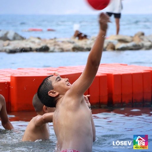 ustunezer's tweet photo. BODRUM TURGUTREİS’te 
Lösemili Çocuklarımıza özel ,
5 yıldızlı ,
Denize sıfır ,
Her şey dahil tamamen bedava bir
LÖSEV ÇOCUK TATİL KÖYÜ olduğunu ve bu köyde 
Lösemili yavrularımızın dertlerini denize atarak hayata bağlandıklarını
BİLİYOR MUYDUNUZ ?
İyi ki LÖSEV’i KURMUŞUZ 🥰 https://t.co/MHjrlRIH3k