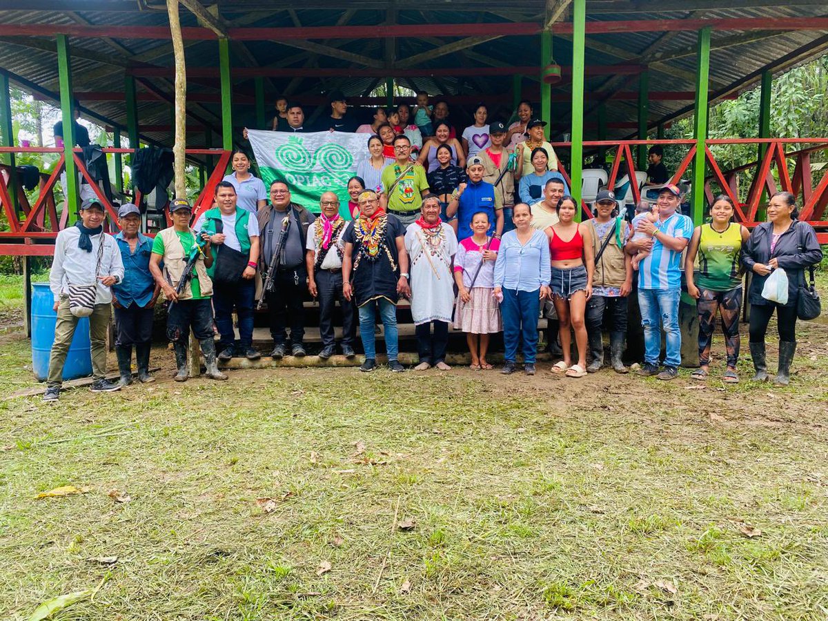 OPIAC_Amazonia's tweet photo. 📢📢La Coordinación de Derechos Humanos y Paz de OPIAC, liderada por José Homero Mutumbajoy, se encuentra en el resguardo indígena Vegas de Santana del pueblo Siona en el departamento del Putumayo. Esta significativa acción se enmarca en el fortalecimiento institucional de la Comisión de Derechos Humanos de los Pueblos Indígenas de Colombia (CDDHPI), con el firme propósito de consolidar estrategias efectivas de medidas de protección y seguimiento para la exigencia del respeto a la vida y los derechos humanos de los Pueblos Indígenas.

📝En el encuentro se está abordando  el fortalecimiento del conocimiento y la cultura indígena. Además, se realiza un monitoreo exhaustivo de la situación de derechos humanos en la región, con el objetivo de identificar y abordar las problemáticas que afectan a las comunidades indígenas, garantizando así su bienestar y seguridad.

👉🏼El compromiso de OPIAC con la defensa y promoción de los derechos humanos es inquebrantable, y esta acción en el resguardo Vegas de Santana es una muestra clara de la dedicación y esfuerzo continuo para proteger la vida y la dignidad de los Pueblos Indígenas de la Amazonía Colombiana.🍀🛖🍃🇨🇴

#LaAmazoníaEsOPIAC 🌱 #YoDefiendoLaAmazoníaViva 🌿✊ #IDefendTheLivingAmazon 🌿