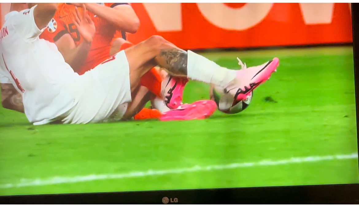 La Turquie s’est fait volé par Turpin

3 cartons rouges non sifflé pourquoi la VaR n’est elle pas intervenu ?