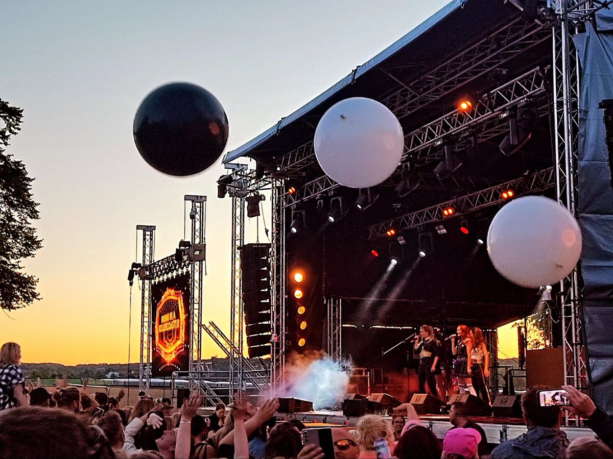 DeneezWilton's tweet image. A day out with my beautiful daughter at an old skool music concert. We had rain, wind, sunshine, sunsets, music and lots of dancing. #FeelingAlive