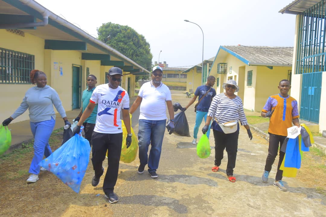 #Campus_propre | Objectif zéro déchet : ce samedi 6 juillet 2024, l'équipe rectorale, le personnel administratif, les étudiants et les partenaires se sont remarquablement mobilisés pour restaurer le cadre universitaire.
