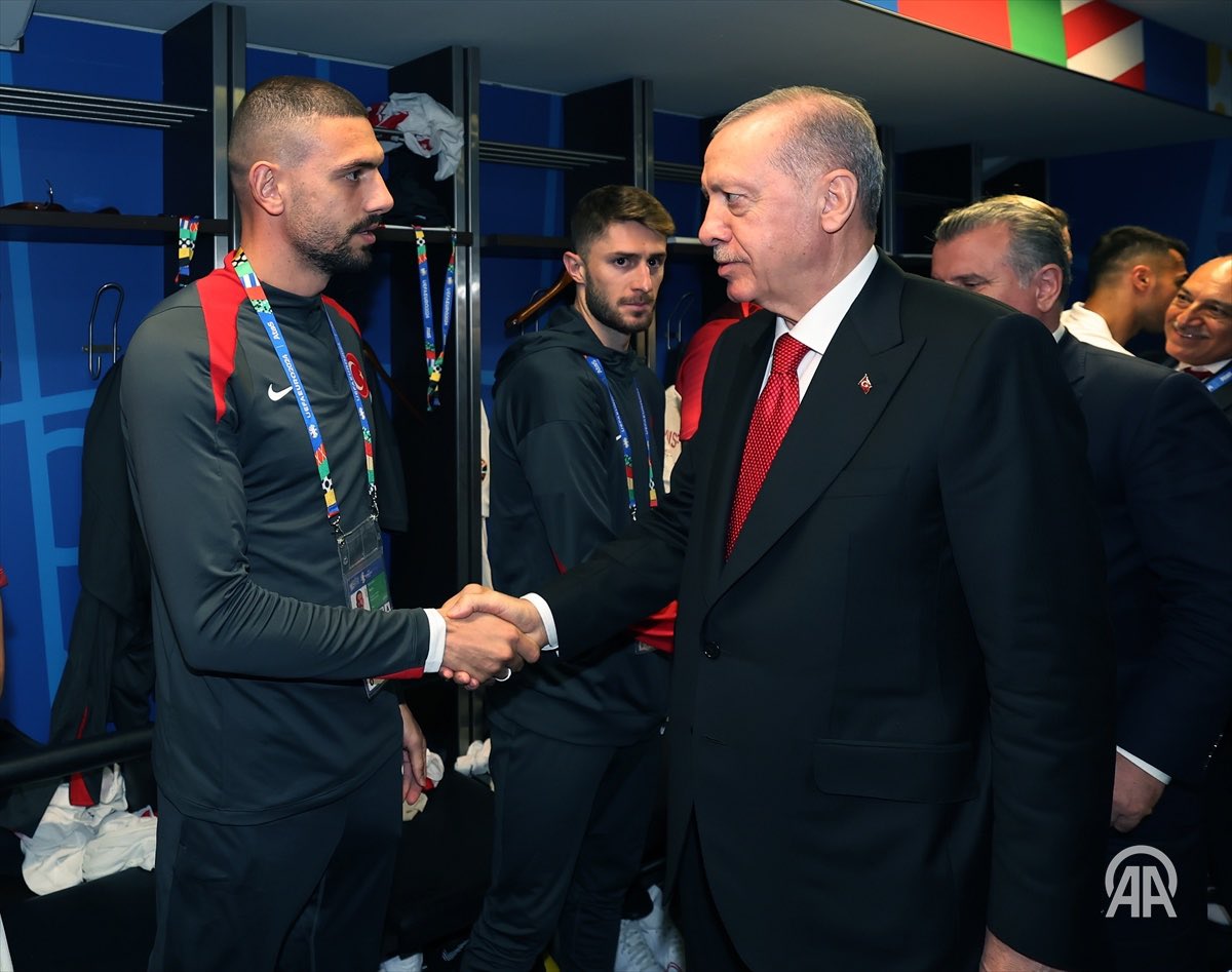 themarginale's tweet photo. Baba evlatlarını maçtan sonra teselli etti.. https://t.co/6LH4gAQDki