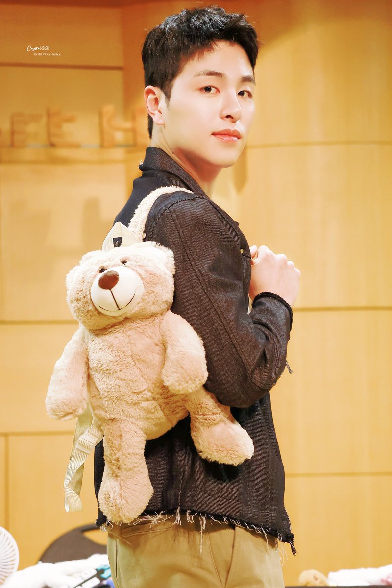 Crystal331_'s tweet photo. 240706 🧡MusicDrama대면팬싸🧡

🐻곰이랑 학교 갈게

#JU_NE_1ST_SOLO
#멍 #BRUISE 
#구준회 #준회 #JUNHOE #JUNE #具晙会 #ジュネ 
#iKON #아이콘 https://t.co/lEECkVACtQ