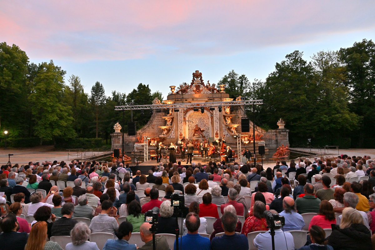 PatrimNacional's tweet image. ⛲️El mejor escenario  para el mejor concierto en el Palacio Real de la Granja de San Ildefonso.

La fuente de los baños de Diana acoge la actuación de @NereydasILLAN con la voz de María Espadas y la batuta de @ILLANJavierUlis

Celebramos los 300 años de #lagranja.