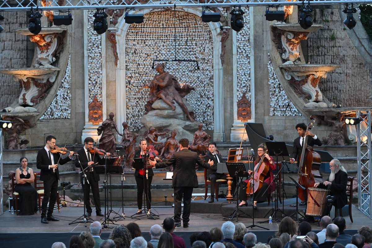 PatrimNacional's tweet image. ⛲️El mejor escenario  para el mejor concierto en el Palacio Real de la Granja de San Ildefonso.

La fuente de los baños de Diana acoge la actuación de @NereydasILLAN con la voz de María Espadas y la batuta de @ILLANJavierUlis

Celebramos los 300 años de #lagranja.