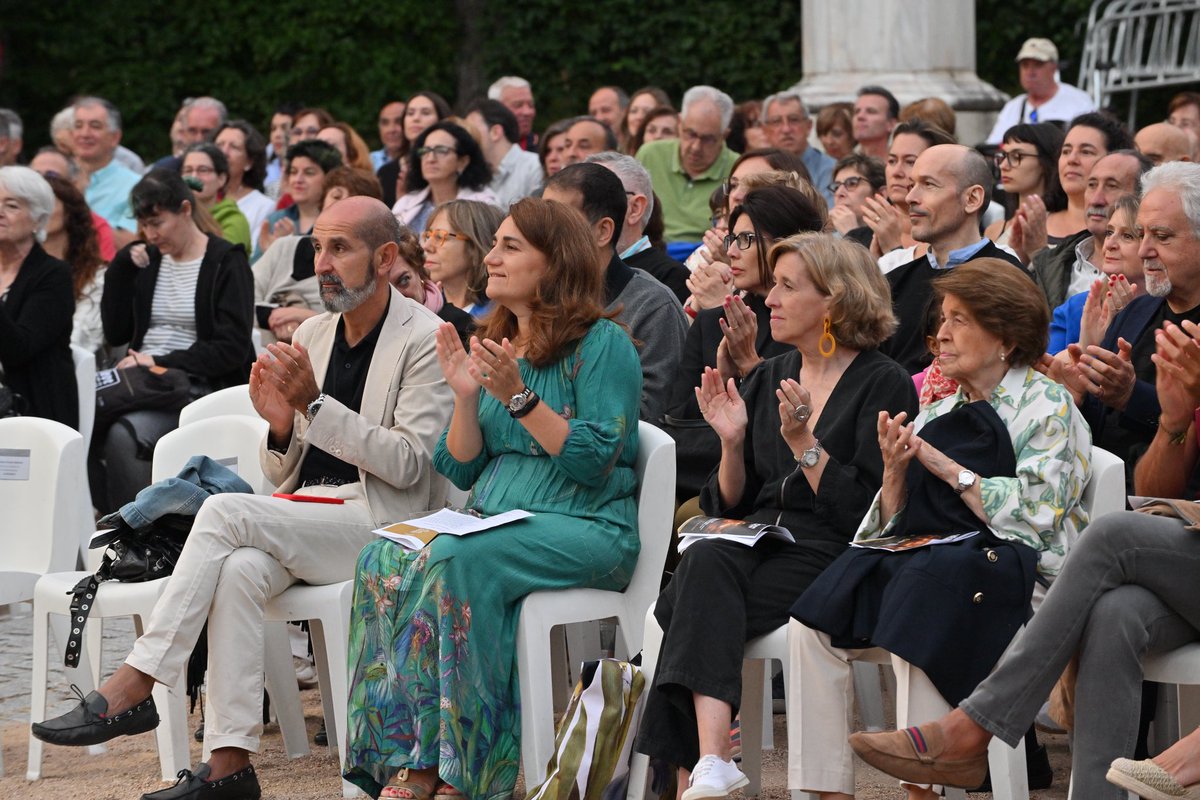 PatrimNacional's tweet image. ⛲️El mejor escenario  para el mejor concierto en el Palacio Real de la Granja de San Ildefonso.

La fuente de los baños de Diana acoge la actuación de @NereydasILLAN con la voz de María Espadas y la batuta de @ILLANJavierUlis

Celebramos los 300 años de #lagranja.