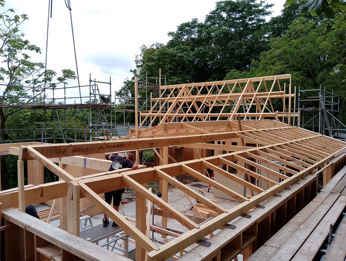 BBVrouwe's tweet photo. EIKEN! waanzinnig gezicht en een heerlijke geur op de bouwplaats. #ecologischevilla #dampopen #faseverschuiving #houtvezelisolatie #drentseikengebint #debouwmaakthet https://t.co/TlXh706PXs