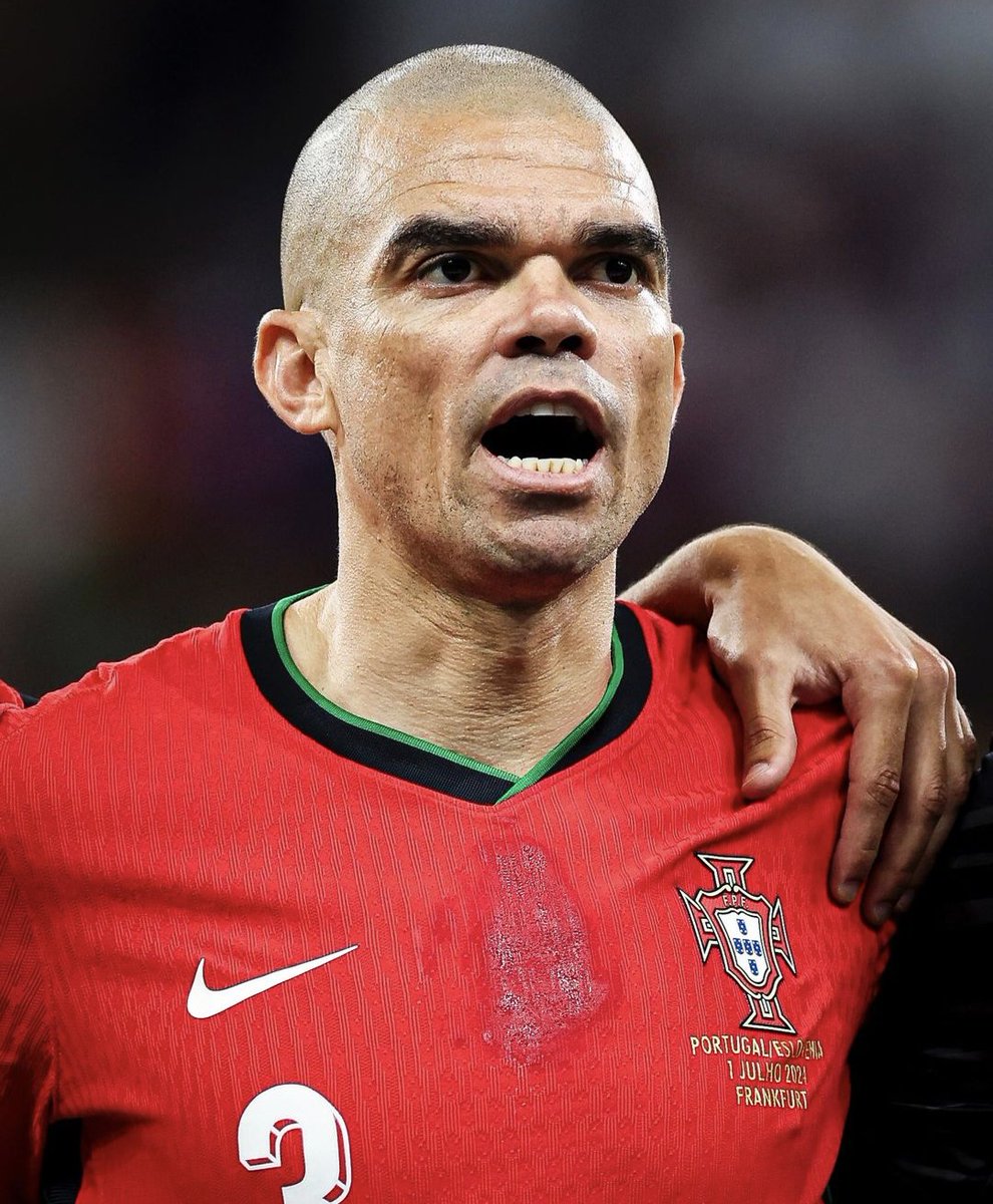 Trivela_FR's tweet photo. Arrivé du Brésil dans l'anonymat après avoir été boycotté par les siens, pour tenter de se faire une petite place dans un pays d'accueil dont il ignorait tout.

Tu as fais bien mieux que ça, Pepe. Tu es devenue une légende. L'un des plus grands joueurs de notre histoire. 🫶🇵🇹 https://t.co/BcAz4dZ8a8