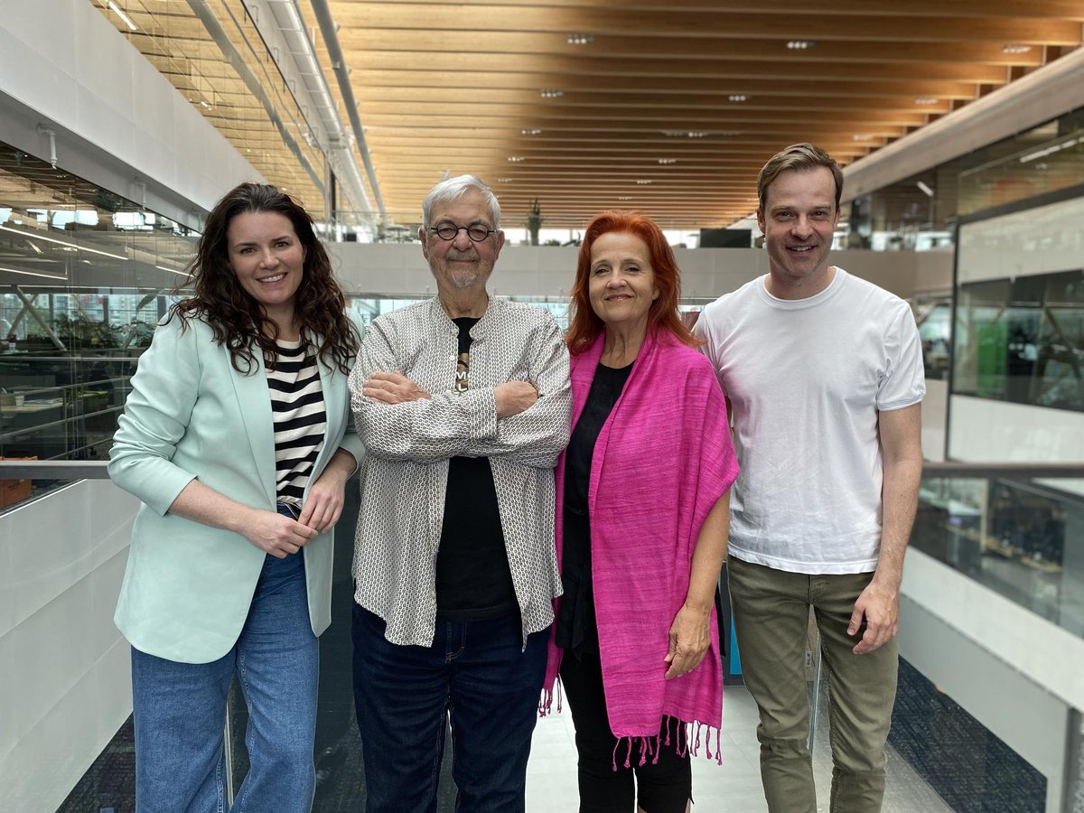 2e heure radio du 5 à 7 que j’anime commence: 
-Party de chanteuses avec Marie-Eve Janvier et Marie Denise Pelletier. Michel Tremblay se joint à nous. Avec Julie Snyder, on se souvient de nos 5 à 7 aux Îles-de-la-Madeleine. J’anime « Faites comme chez vous » <a href="/icircpremiere/">ICI Première</a>