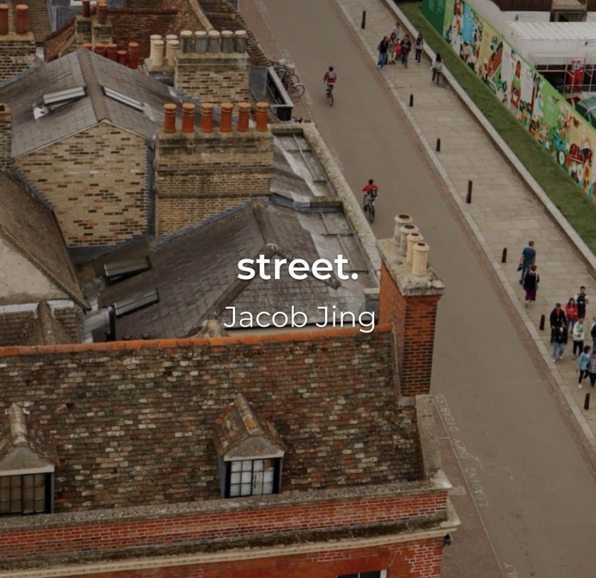 Jacob captures the hustle of a street in Cambridge, UK from a high point.
"Like how a drop of water intensifies the hue on a piece of soft fabric, the infamous English rain made all the little people below look very colorful.”
📸 synthesispublications.org/photography/st…