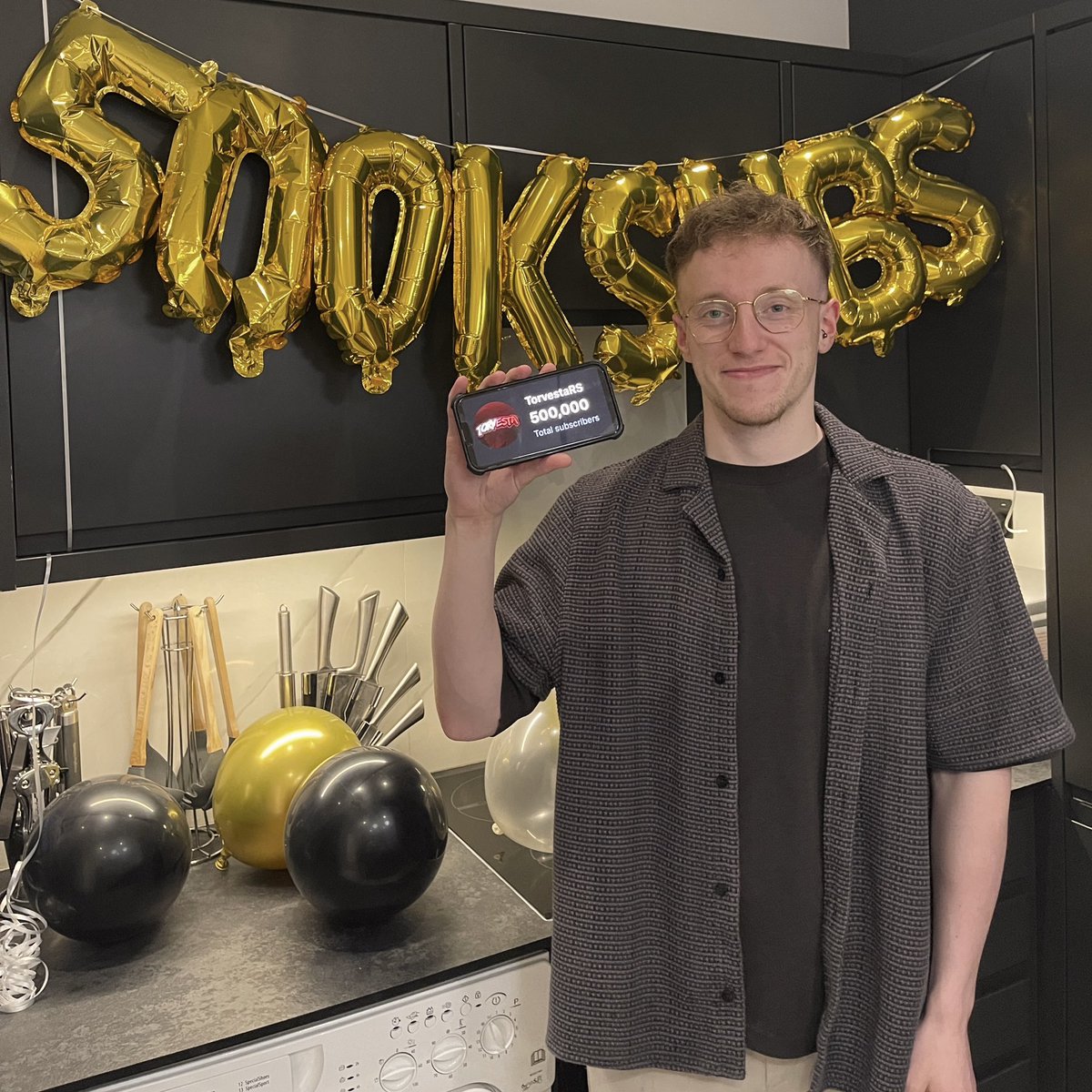 Torvesta's tweet image. FIVE HUNDRED THOUSAND SUBSCRIBERS
2nd Runescape channel in the world to do it. I love this game and I’m going absolutely nowhere