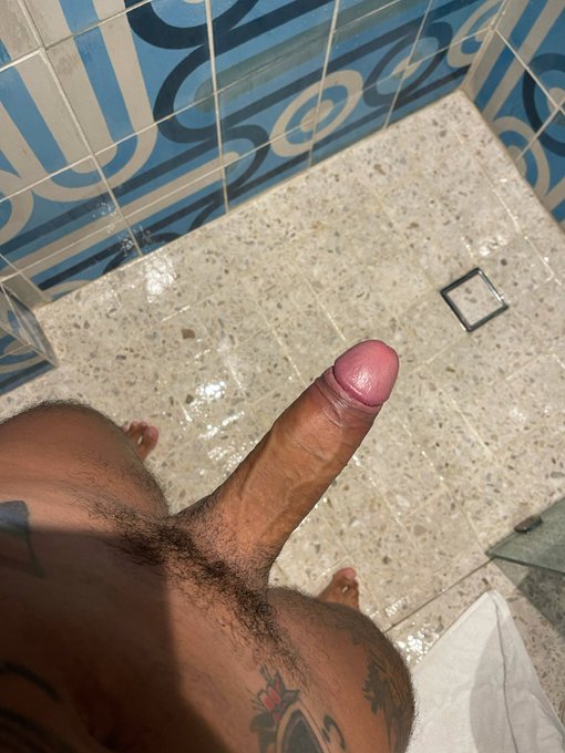 &iquest;Nos ba&ntilde;amos? 🍆🚿 https://t.co/3O8AaxfWMV