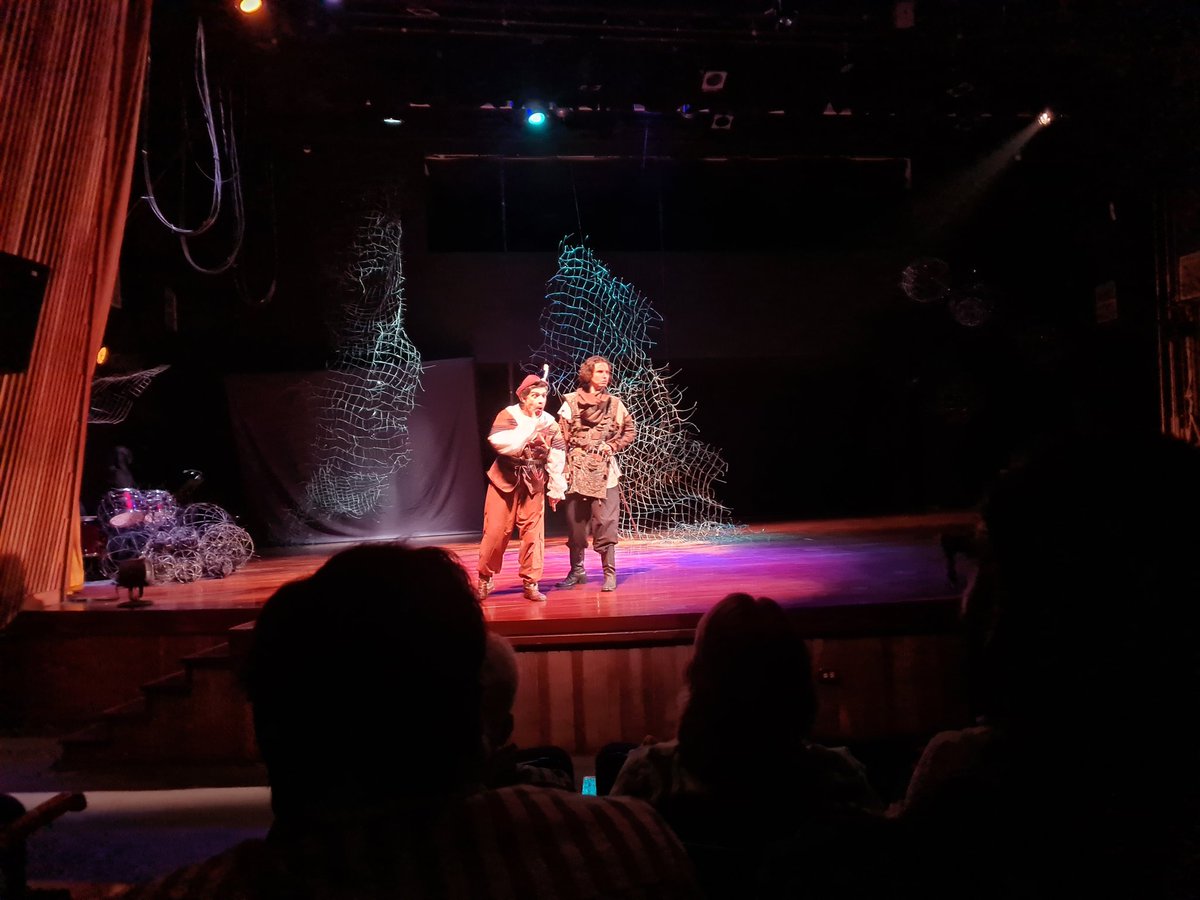 AAAD25's tweet image. Viendo "La vida es sueño" en la Asociación Cultural Humboldt. En los versos barrocos de Calderón de la Barca. Pueden ir mañana a la última función.