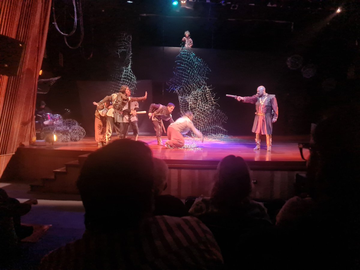 AAAD25's tweet image. Viendo "La vida es sueño" en la Asociación Cultural Humboldt. En los versos barrocos de Calderón de la Barca. Pueden ir mañana a la última función.