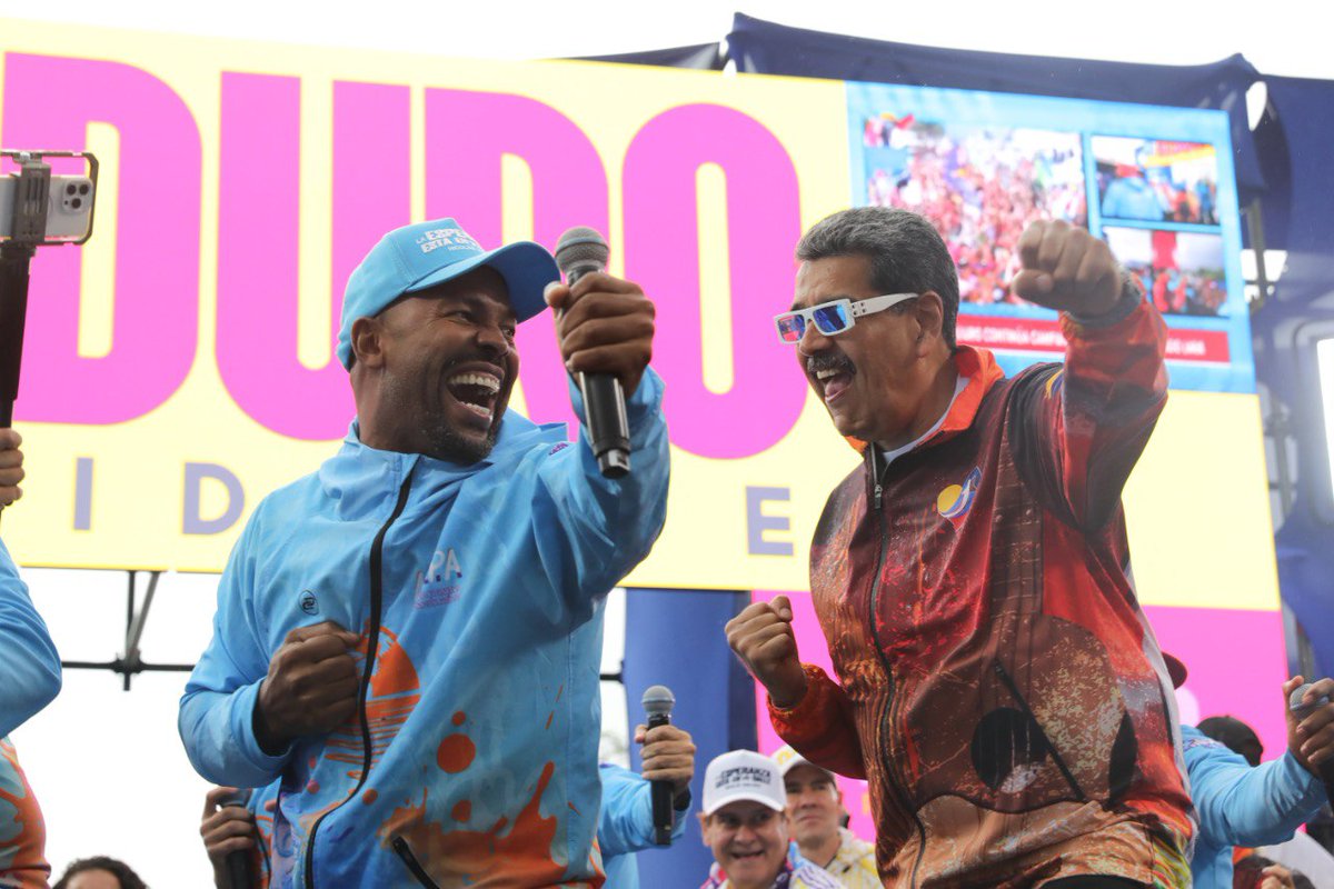 PresidencialVen's tweet photo. #EsNoticia 📰| El presidente @NicolasMaduro anunció el reforzamiento del trabajo desempeñado por Ernesto Villegas como padrino del estado Lara, al informar que la nueva madrina “de poder" de la entidad occidental será @delcyrodriguezv.

“Para que venga a reforzar los cambios y transformaciones que necesita Lara”, sentenció.