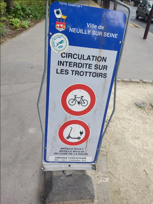 raphaelcharroux's tweet photo. @villelevallois Pour compléter voici ce que l'on trouve dans la ville de Neuilly sur beaucoup de trottoirs et poubelles. Pendant ce temps là encore 3 cyclistes croisés sur un trottoir de Levallois en cette fin d'après midi... https://t.co/M9kiKQH6Hy